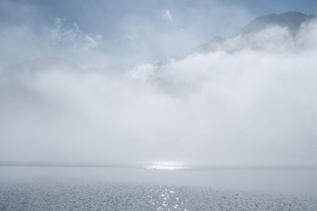 Herbstnebel über dem Kochelsee